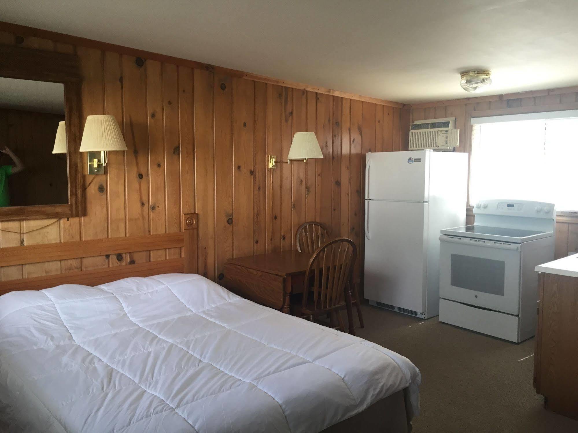 °HOTEL WATERS EDGE MOTEL ALPENA, MI 2* (United States) | BOOKED